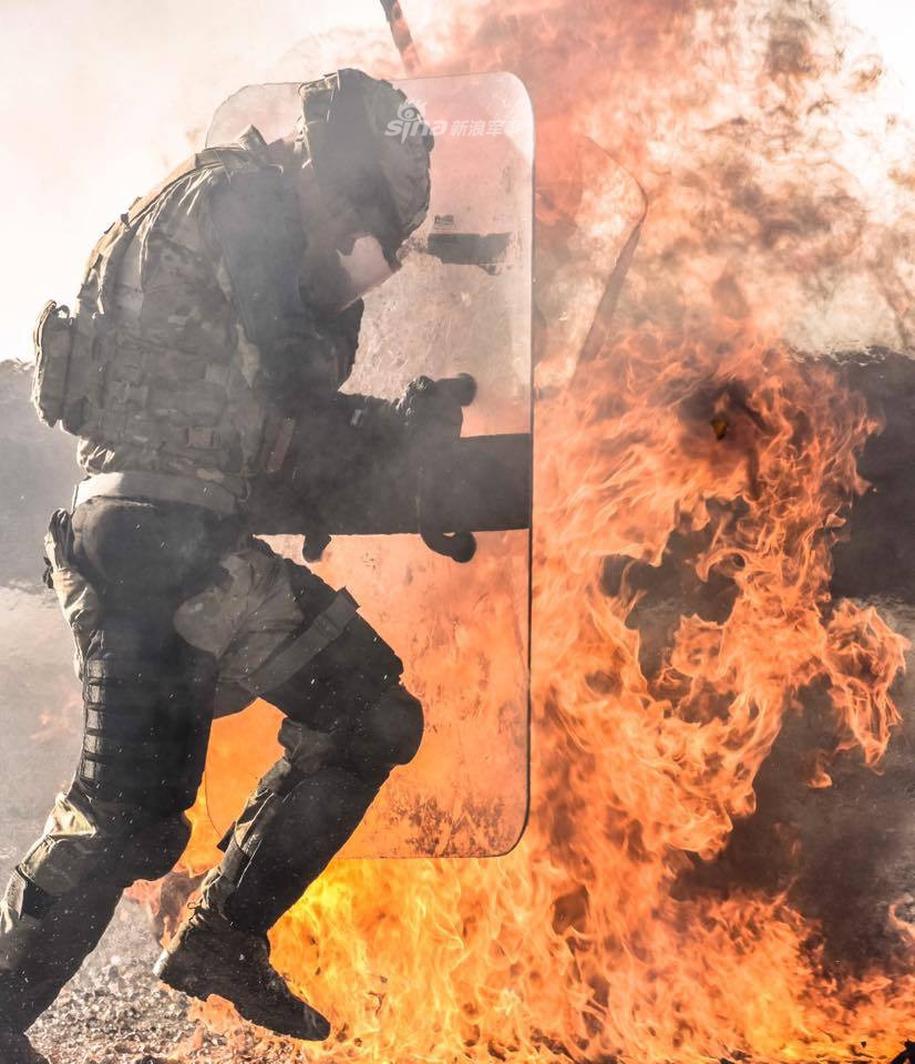 Loại lá chắn cấu tạo bằng vật liệu đặc biệt trong suốt không màu, đủ cứng để có thể chống lại được gạch đá nhưng cũng đủ nhẹ để đảm bảo được tính cơ động của người lính. Nguồn ảnh: Sina.