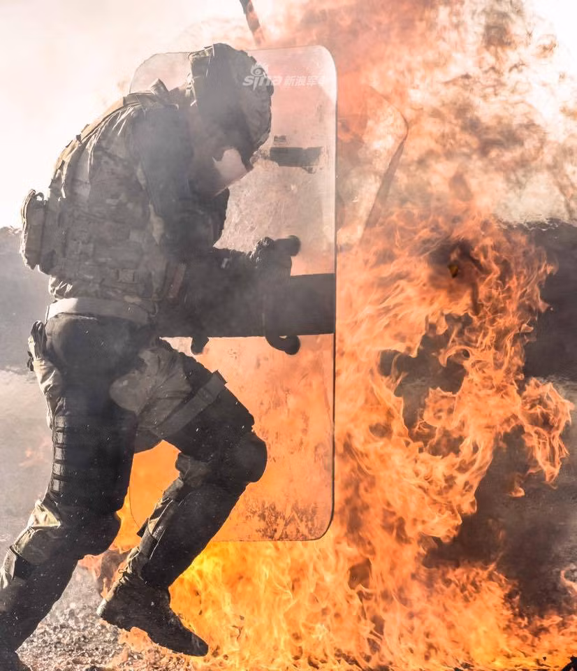 Loại lá chắn cấu tạo bằng vật liệu đặc biệt trong suốt không màu, đủ cứng để có thể chống lại được gạch đá nhưng cũng đủ nhẹ để đảm bảo được tính cơ động của người lính. Nguồn ảnh: Sina.