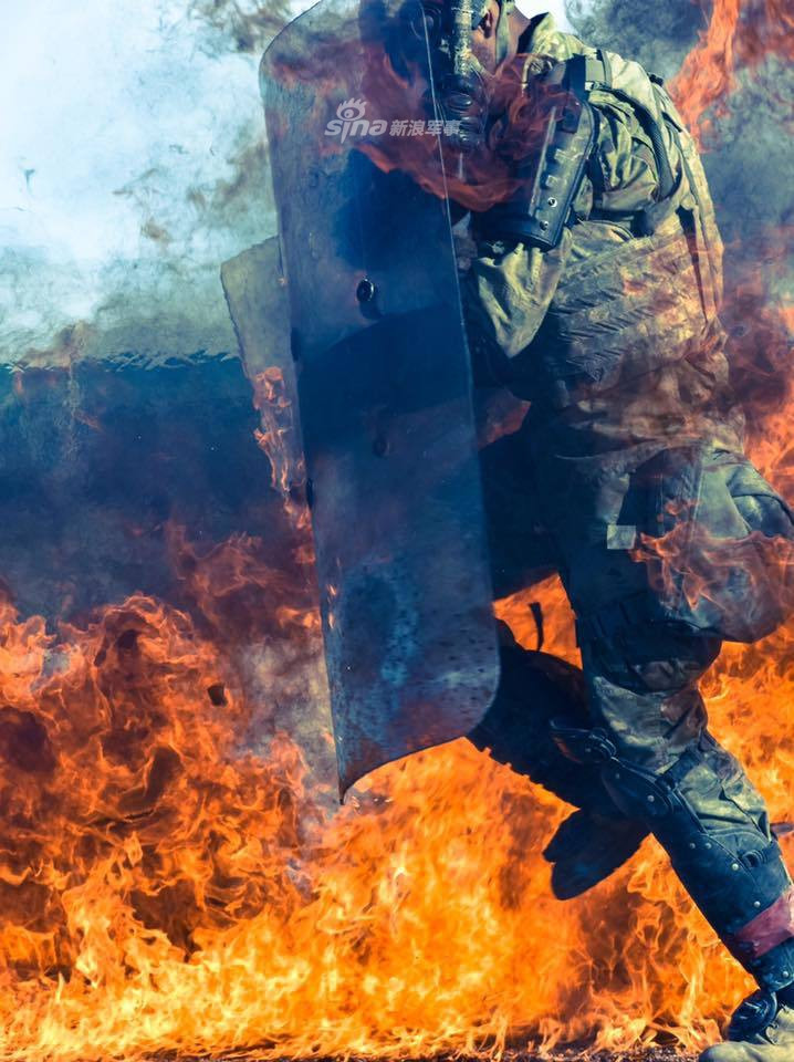 Cư dân mạng Trung Quốc đã hết sức thán phục bài tập này của lính Mỹ. Nhiều bình luận của cư dân mạng Trung Quốc còn cho rằng việc chế tạo được một vật liệu vừa nhẹ, vừa bền, lại chịu được lửa và... trong suốt như chiếc lá chắn mà quân đội Mỹ đang sử dụng hoàn toàn không phải điều đơn giản. Nguồn ảnh: Sina.