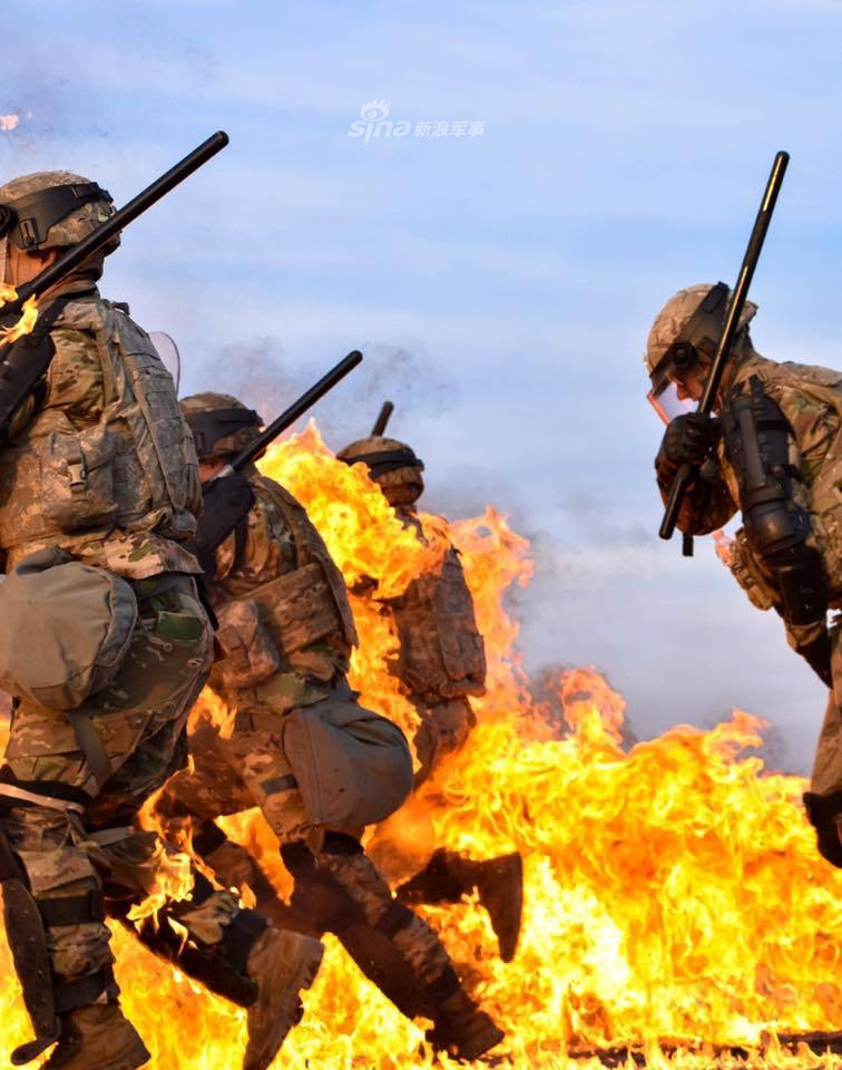 Để huấn luyện cho binh lính vượt qua nỗi sợ này, Sư đoàn Sơn cước số 10 của Quân đội Mỹ vừa có đợt huấn luyện chống bạo động với khoa mục đội hình vệ binh chống bạo động bị tấn công bởi bom xăng. Nguồn ảnh: Sina.