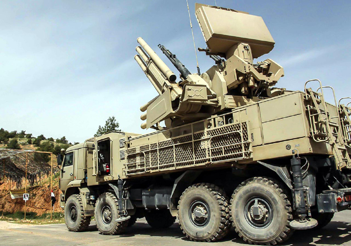 Tiếp đến là Pantsir-S1, tổ hợp pháo - tên lửa phòng không tầm ngắn vừa mới bị Không quân Israel đánh hạ hôm cuối tuần vừa rồi. Hiện tại Syria đang có ít nhất 50 tổ hợp loại này. Nguồn ảnh: Archive.
