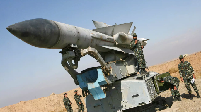 Tiếp đến là S-200 - tổ hợp phòng không duy nhất đã từng bắn hạ cả máy bay Israel và... máy bay Nga (bắn nhầm). Hiện tại trong tay Syria đang có tối đa 44 tổ hợp phòng không tầm xa loại này. Nguồn ảnh: Archive.