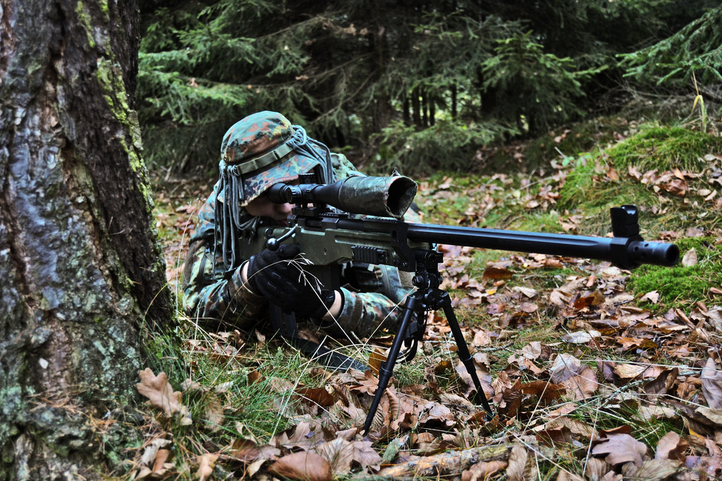 Giống như phiên bản AWM gốc do AI thiết kế, khẩu G22 cũng được trang bị hộp tiếp đạn 5 viên và hai càng chân chống để ổn định tư thế bắn cho xạ thủ. Nguồn ảnh: Rifle.