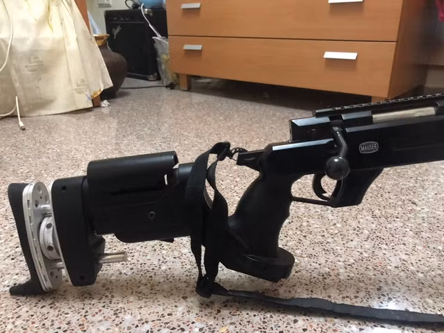 Một phiên bản cải tiến của G22 với phần báng tỳ vai và tay cầm được cải biên, giúp súng nhẹ hơn nhiều so với phiên bản gốc và điều chỉnh được độ dài, ngắn của báng tì vai. Nguồn ảnh: Guns.