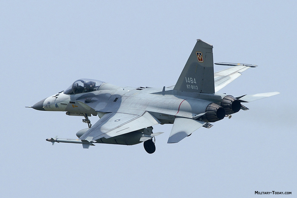 F-CK-1 Ching Kuo giống với máy bay chiến đấu đa năng F-16 của Mỹ. Máy bay được trang bị radar Doppler xung đa chế độ Golden Dragon GD-53 dựa trên AN / APG-67 (V) được phát triển cho F-20, nhưng tích hợp một số công nghệ từ radar AN / APG-66 của Westinghouse được trang bị trên F-16A. Nguồn ảnh: Military-today.