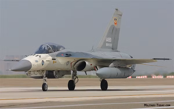 Bắt đầu từ đầu thập niên 80 của thế kỷ trước, Đài Loan đã muốn thay thế phi đội F-5 và F-104 đã quá lạc hậu của mình nhưng vấp phải rào cản cực kỳ khó khăn khi chính phủ Mỹ cấm quân đội nước này xuất khẩu F-16 và F-20 cho Đài Loan. Nguồn ảnh: Military-today.