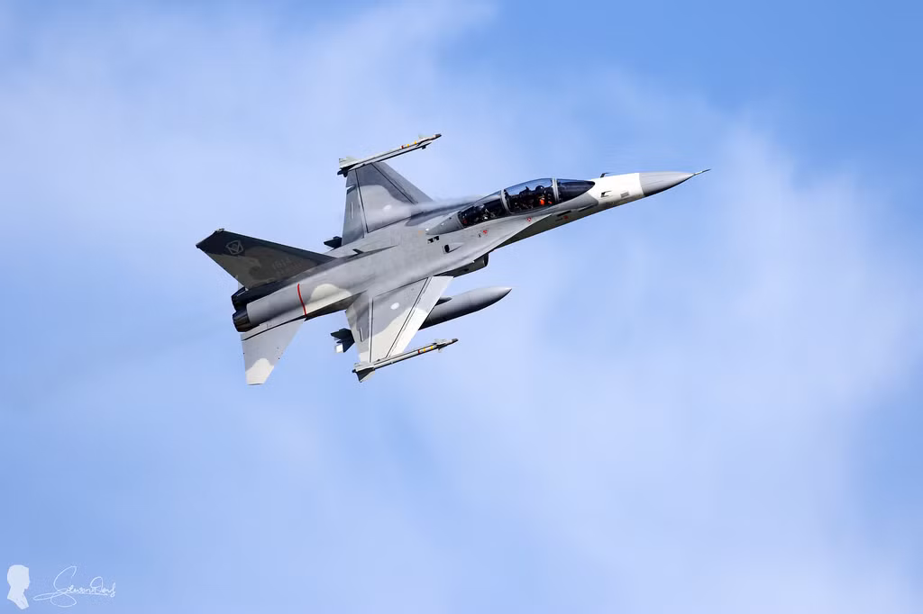 Về trang bị vũ khí, tiêm kích của Đài Loan được trang bị một khẩu pháo chính cỡ nòng 20mm kèm theo các tên lửa AIM-9P hoặc Thien Chien I/II làm nhiệm vụ đối không hoặc Hsiung Feng II làm nhiệm vụ chống hạm. Nguồn ảnh: Military-today.