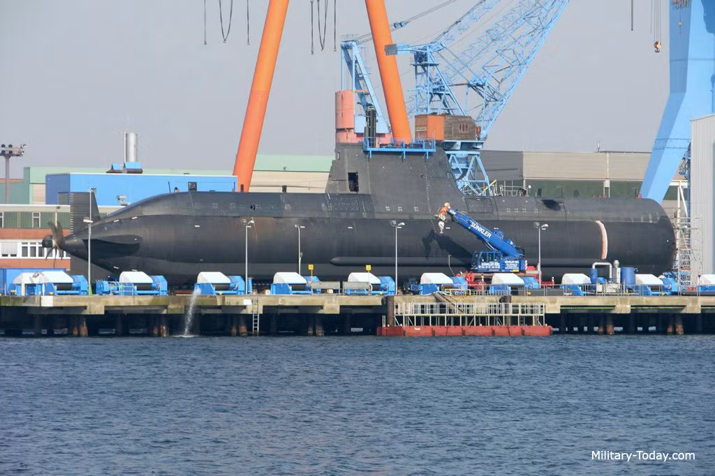 Về cơ bản, tàu ngầm lớp U-214 của Đức có chiều dài 65 mét, lườn rộng tối đa 6,3 mét và có mớm nước khi nổi vào khoảng 6 mét. Tàu có độ giãn nước khi nổi 1700 tấn và khi lặn là 1900 tấn. Nguồn ảnh: Military-today.