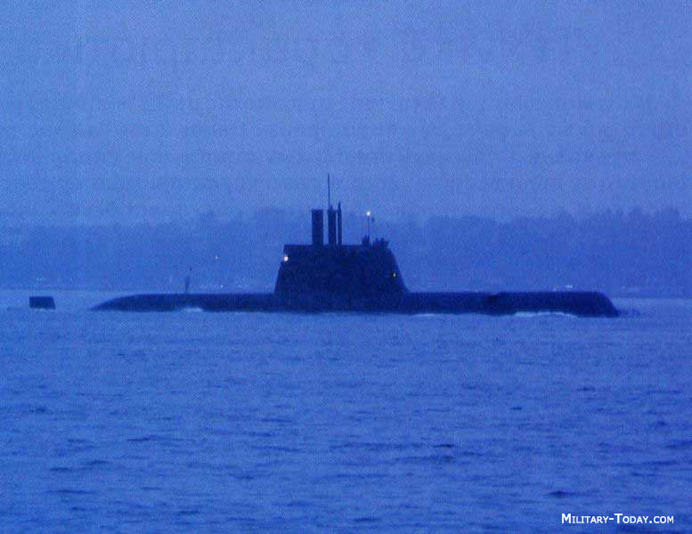 Vào tháng 10 năm 1998, chính phủ Hy Lạp tuyên bố hải quân nước này sẽ mua bốn tàu ngầm lớp U-214. Chiếc đầu tiên được chế tạo bởi Howaldtswerke tại Kiel, Đức để lên kế hoạch ra mắt vào tháng 12 năm 2003 và đưa vào vận hành năm 2005. ba chiếc còn lại sẽ được hoàn thành bởi xưởng đóng tàu Skaramanga của Hellenic ở Hy Lạp. Nguồn ảnh: Military-today.