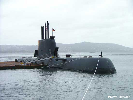Được đặt hàng bởi Hy Lạp và Hàn Quốc, tàu ngầm Đức - U-214 về cơ bản là sự phát triển của thiết kế U-209 với thân tàu được tối ưu hóa hơn nữa cho hiệu quả thủy động lực và tàng hình, nhưng với AIPS (Hệ thống động cơ đẩy không khí độc lập của U-212A ) dựa trên công nghệ tế bào nhiên liệu Siemens PEM (Polyme điện phân màng) thay vì hệ thống Stirling được sử dụng trong các tàu ngầm Thụy Điển. Nguồn ảnh: Military-today.