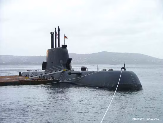Được đặt hàng bởi Hy Lạp và Hàn Quốc, tàu ngầm Đức - U-214 về cơ bản là sự phát triển của thiết kế U-209 với thân tàu được tối ưu hóa hơn nữa cho hiệu quả thủy động lực và tàng hình, nhưng với AIPS (Hệ thống động cơ đẩy không khí độc lập của U-212A ) dựa trên công nghệ tế bào nhiên liệu Siemens PEM (Polyme điện phân màng) thay vì hệ thống Stirling được sử dụng trong các tàu ngầm Thụy Điển. Nguồn ảnh: Military-today.