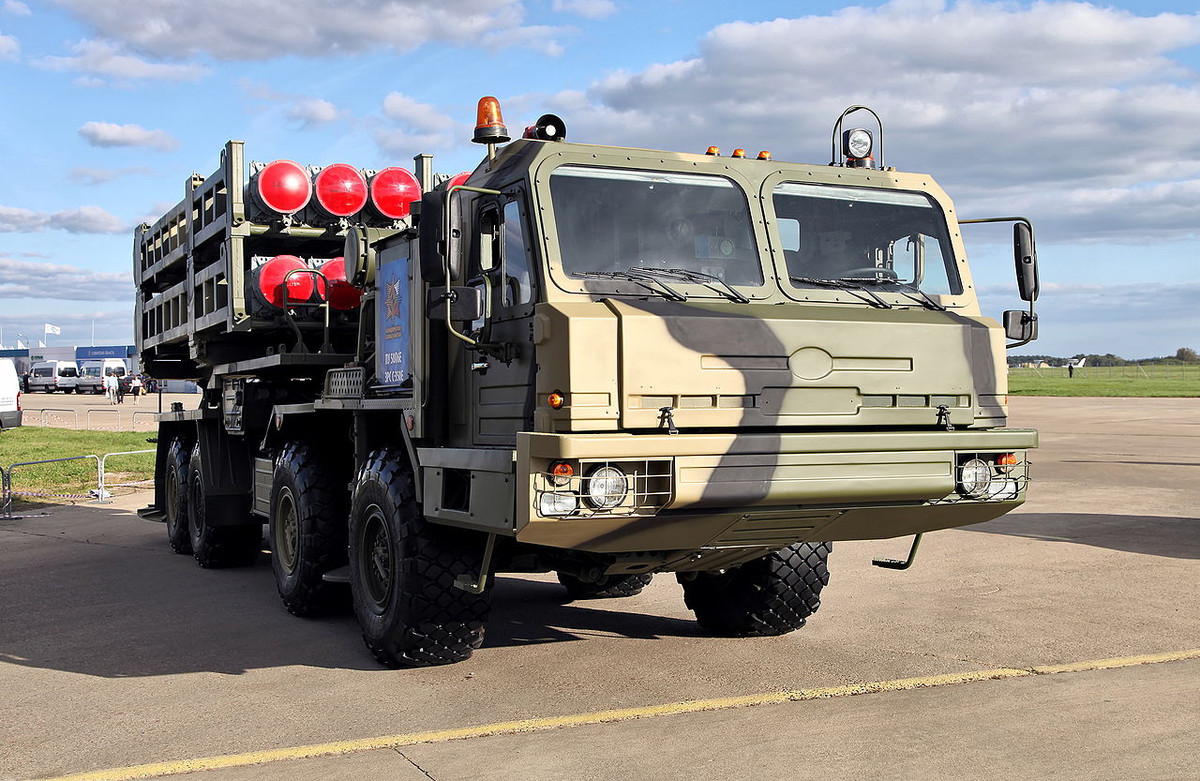 Về tổ hợp tên lửa S-350E Vityaz 50R6 mà Nga dự kiến sẽ đưa vào biên chế để dần thay thế cho các tổ hợp S-300, đây là loại tên lửa phòng không đất đối không được thiết kế bởi sự hợp tác giữa Nga và Hàn Quốc. Nguồn ảnh: Loner.