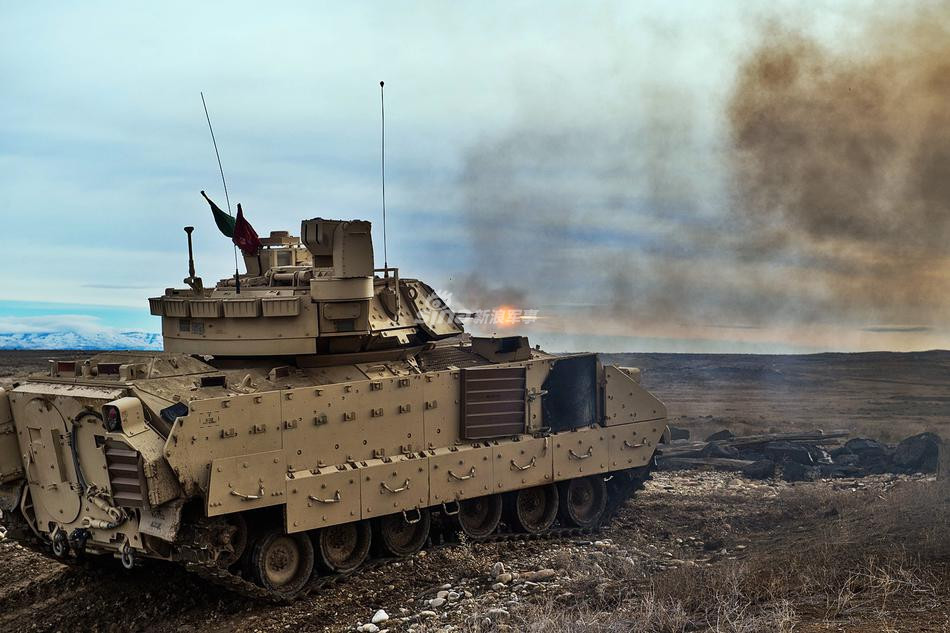 Với động cơ này, xe chiến đấu bộ binh Bredley có khả năng di chuyển với tốc độ tối đa 56 km/h khi di chuyển trên đường bằng phẳng, 40 km/h khi di chuyển trên đường địa hình xấu và có kèm theo khả năng lội nước với tốc độ tối đa 7,2 km/h. Nguồn ảnh: Sina.