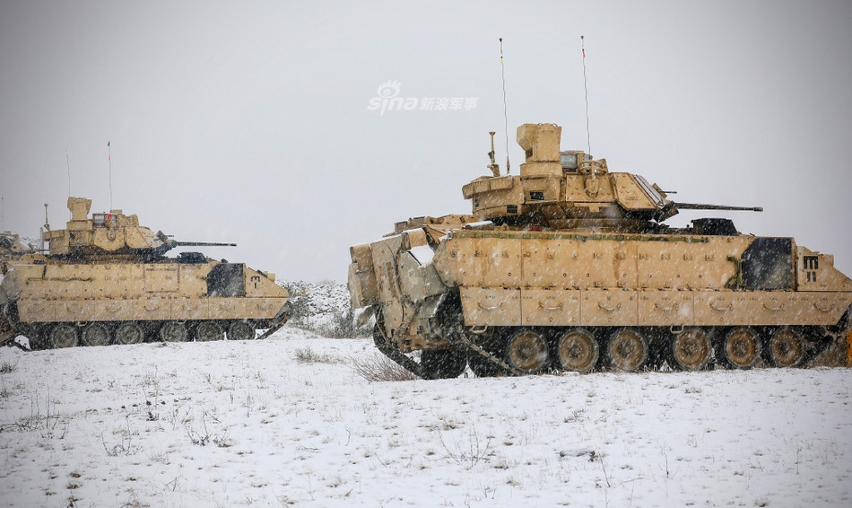 Xe được trang bị giáp nhiều lớp Laminate cho phép nó chống lại được các loại đạn cỡ 30mm hay thậm chí đỡ được cả đạn phóng lựu chống tăng RPG bắn thẳng. Nguồn ảnh: Sina.