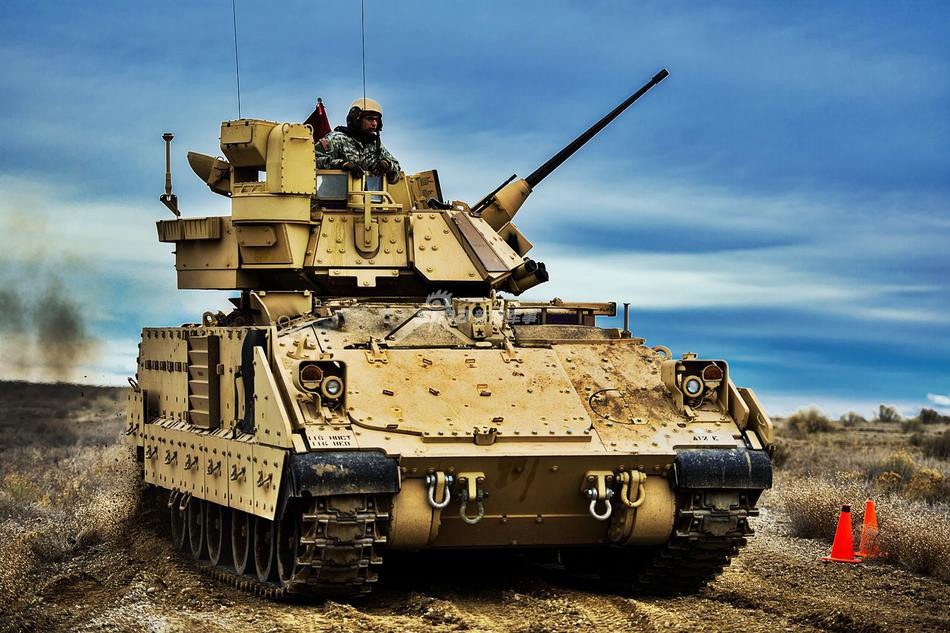 Ngoài ra, xe cũng được trang bị súng máy đồng trục cỡ nòng 7,62mm với cơ số đạn dự trữ 2200 viên. Động cơ chính của xe là động cơ diesel 8 xi lanh cung cấp công suất tối đa 600 mã lực. Nguồn ảnh: Sina.