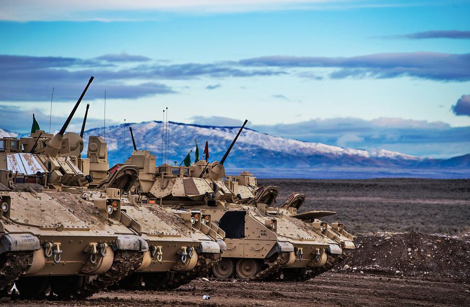 Vũ khí chính trên những chiếc xe chiến đấu bộ binh Bredley này bao gồm một khẩu pháo chính cỡ nòng 25 mm. Đây là loại pháo điện M242 có kèm 900 viên đạn dự trữ cùng 2 tên lửa chống tăng TOW và 7 tên lửa dự trữ. Nguồn ảnh: Sina.