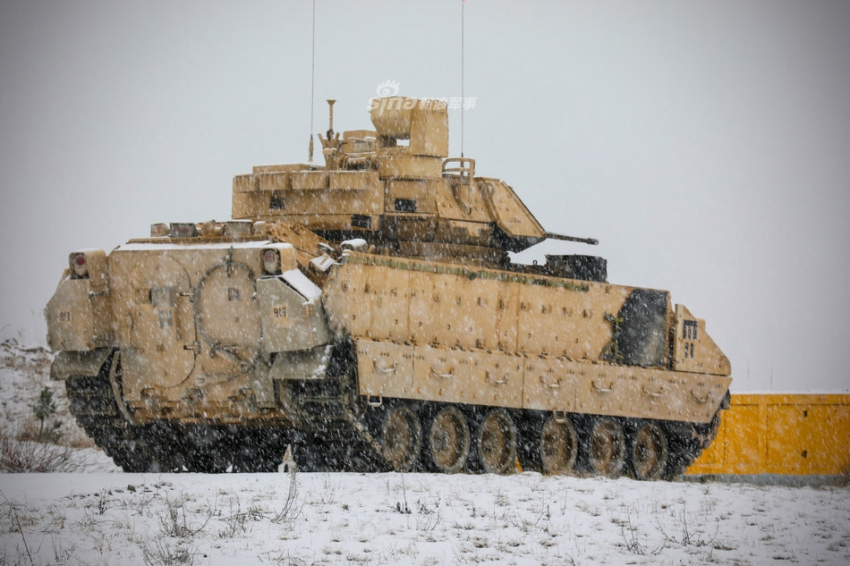 Hiện tại M2 Bradley đang là một trong những loại xe chiến đấu bộ binh chủ lực của quân đội Mỹ. Mới đây, Mỹ đã cho biết về việc họ sẽ sớm nâng cấp những xe thiết giáp này lên phiên bản mới trong tương lai. Nguồn ảnh: Sina.