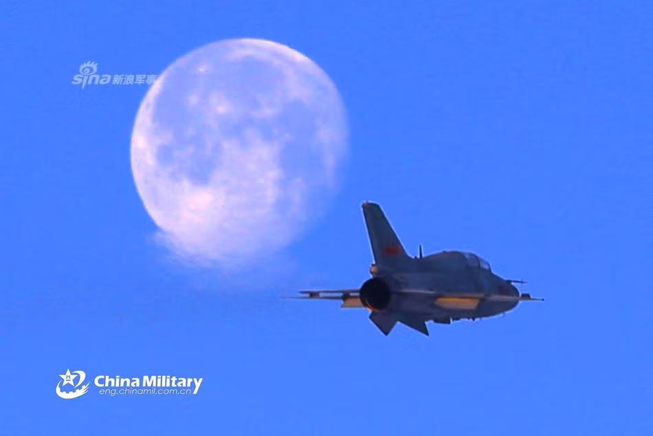 Đây được xem là một loại chiến đấu cơ cực kỳ phù hợp cho mục đích huấn luyện vì nó có giá thành khá rẻ, chi phí vận hành không cao nhưng vẫn có tốc độ siêu âm để đào tạo những kỹ năng quan trọng cho phi công tiêm kích. Nguồn ảnh: Sina.