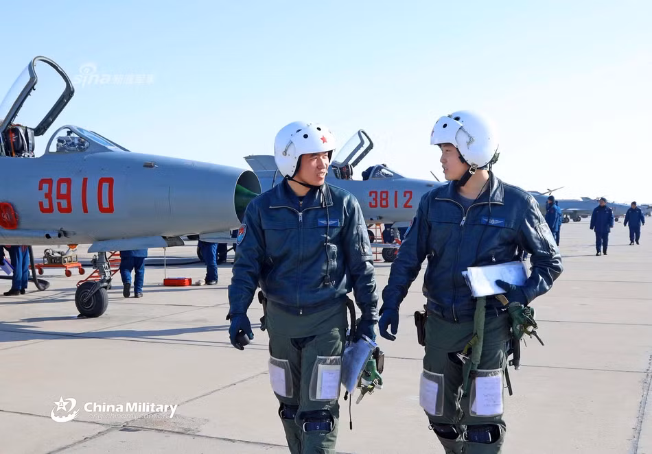 Về cơ bản, thông số kỹ thuật của MiG-21 và J-7 là khá tương đồng với chiều dài 14,885 mét, sải cánh tam giác rộng 8,32 mét cùng với diện tích mặt cánh là 24,88 mét vuông. Nguồn ảnh: Sina.