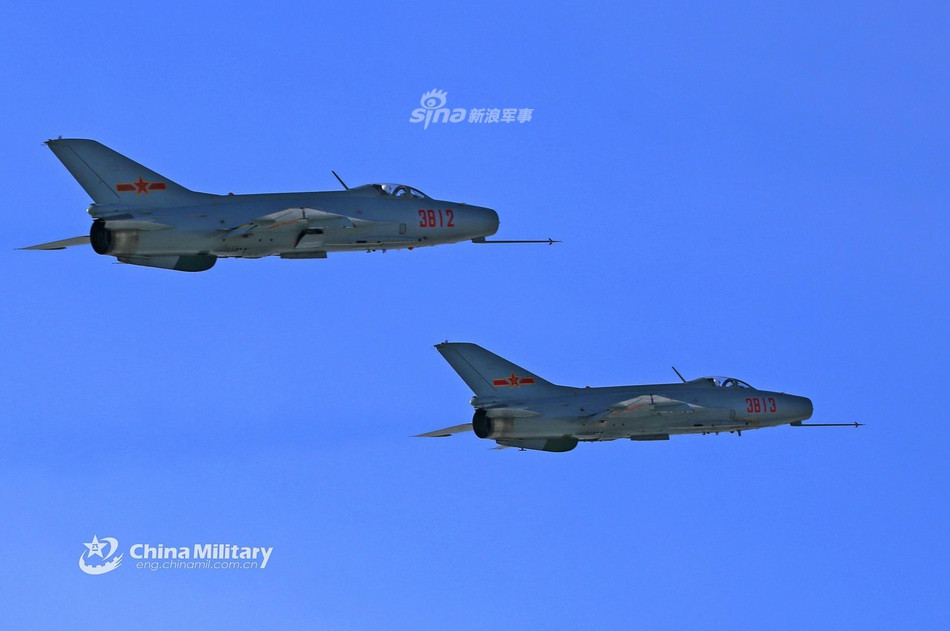 Với các nhiệm vụ huấn luyện tác chiến, J-7 còn có tới 5 giá treo ngoài bao gồm một giá treo dưới bụng và bốn giá treo vũ khí hai bên cánh giúp nó mang được nhiều loại tên lửa không đối không, không đối đất, bom hay pháo phản lực. Nguồn ảnh: Sina.