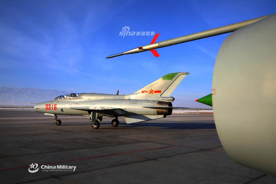 J-7 cũng được trang bị tới 2 khẩu pháo 30mm loại Type 30-1 nhưng mỗi khẩu chỉ có 60 viên đạn. Nguồn ảnh: Sina.