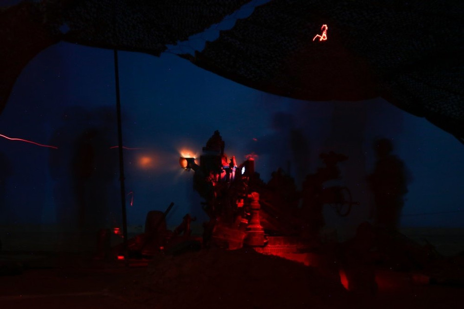 Khẩu pháo này yêu cầu kíp chiến đấu đầy đủ 8 người. Tuy nhiên trong trường hợp khẩn cấp, kíp chiến đấu của M777 có thể giảm xuống còn bốn người. Với hệ thống hỗ trợ tác chiến hiện tại, M777 có thể khai hỏa trong mọi điều kiện thời tiết lẫn môi trường, bất kể ngày hay đêm. Nguồn ảnh: Sina.