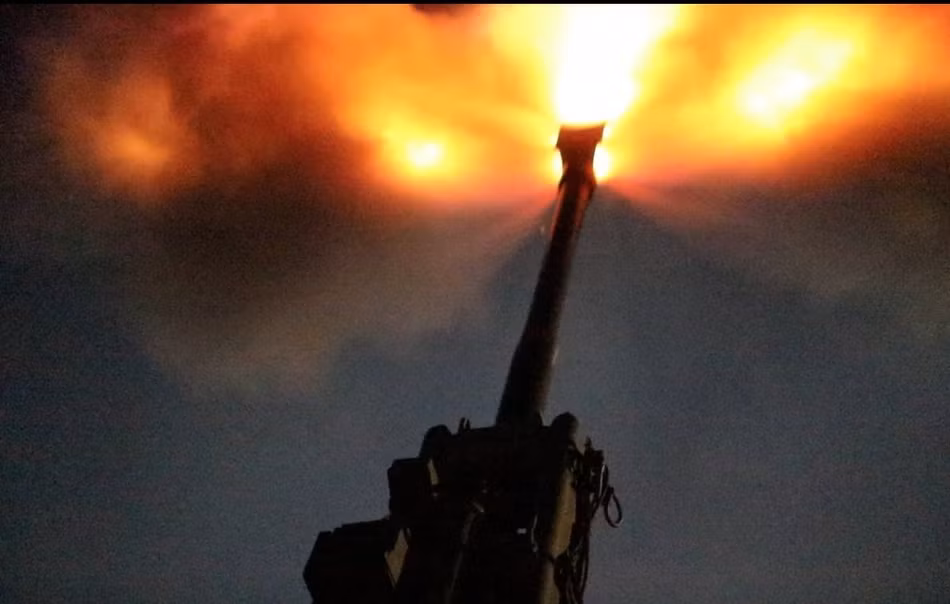 Luu phao M777 khai hoa thap sang man dem Iraq