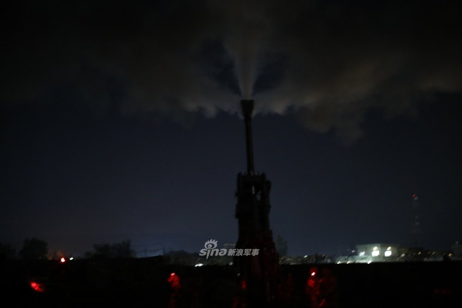 Có trọng lượng chỉ 4,2 tấn, lựu pháo M777 có thiết kế cực kỳ gọn gàng giúp nó có khả năng cơ động rất cao, có thể được kéo bằng sức người, ngựa, xe jeep hay thậm chí là buộc dây cẩu bằng trực thăng. Nguồn ảnh: Sina.