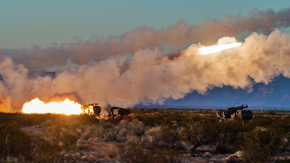 Là một trong những khẩu pháo phản lực hiếm hoi đang phục vụ trong biên chế quân đội Mỹ, pháo phản lực M142 HIMARS đã là một trong những loại vũ khí hạng nặng nguy hiểm nhất mà Mỹ sử dụng ở Trung Đông. Nguồn ảnh: Sina.