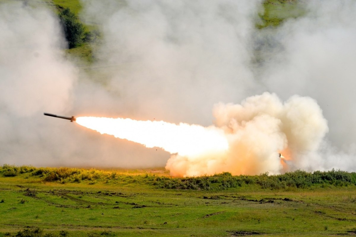 Tầm hoạt động của HIMARS tối đa có thể lên tới 480 km với tốc độ di chuyển nhanh nhất là 85 km/h. Nguồn ảnh: Sina.