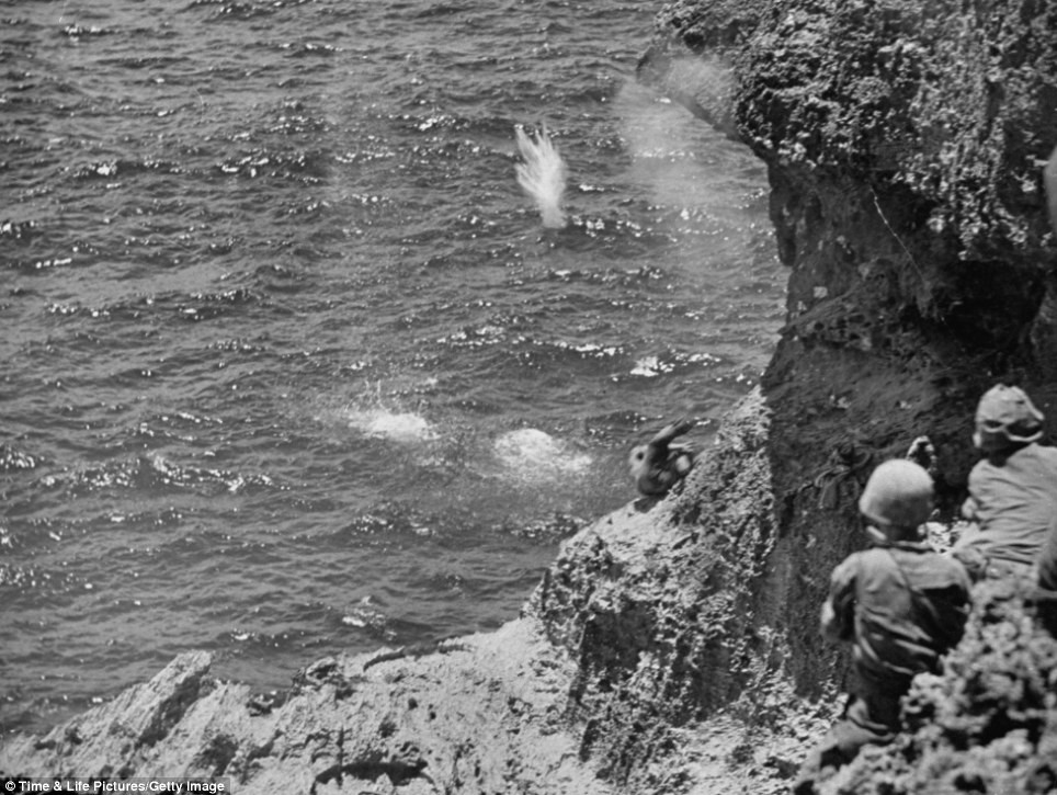 Lính Mỹ đứng nhìn thương binh Nhật và người dân Nhật nhảy khỏi vực đá tự tử vì không muốn làm tù binh. Nhật tuyên truyền rằng khi bị bắt làm tù binh, lính Mỹ sẽ "ăn gan, uống máu" người dân Nhật. Nguồn ảnh: WWIIhistory.