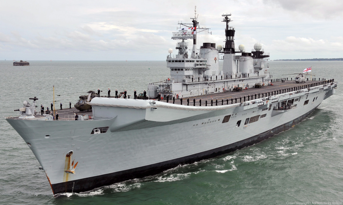 Tàu sân bay này có biên chế thuỷ thủ đoàn và sĩ quan chỉ huy tổng cộng 1000 người, bao gồm 650 nhân lực thuộc Hải quân và 350 nhân lực thuộc Không quân Hải quân. Ngoài ra tàu còn có thể mang theo tối đa 500 lính thuỷ quân Lục chiến nếu cần.