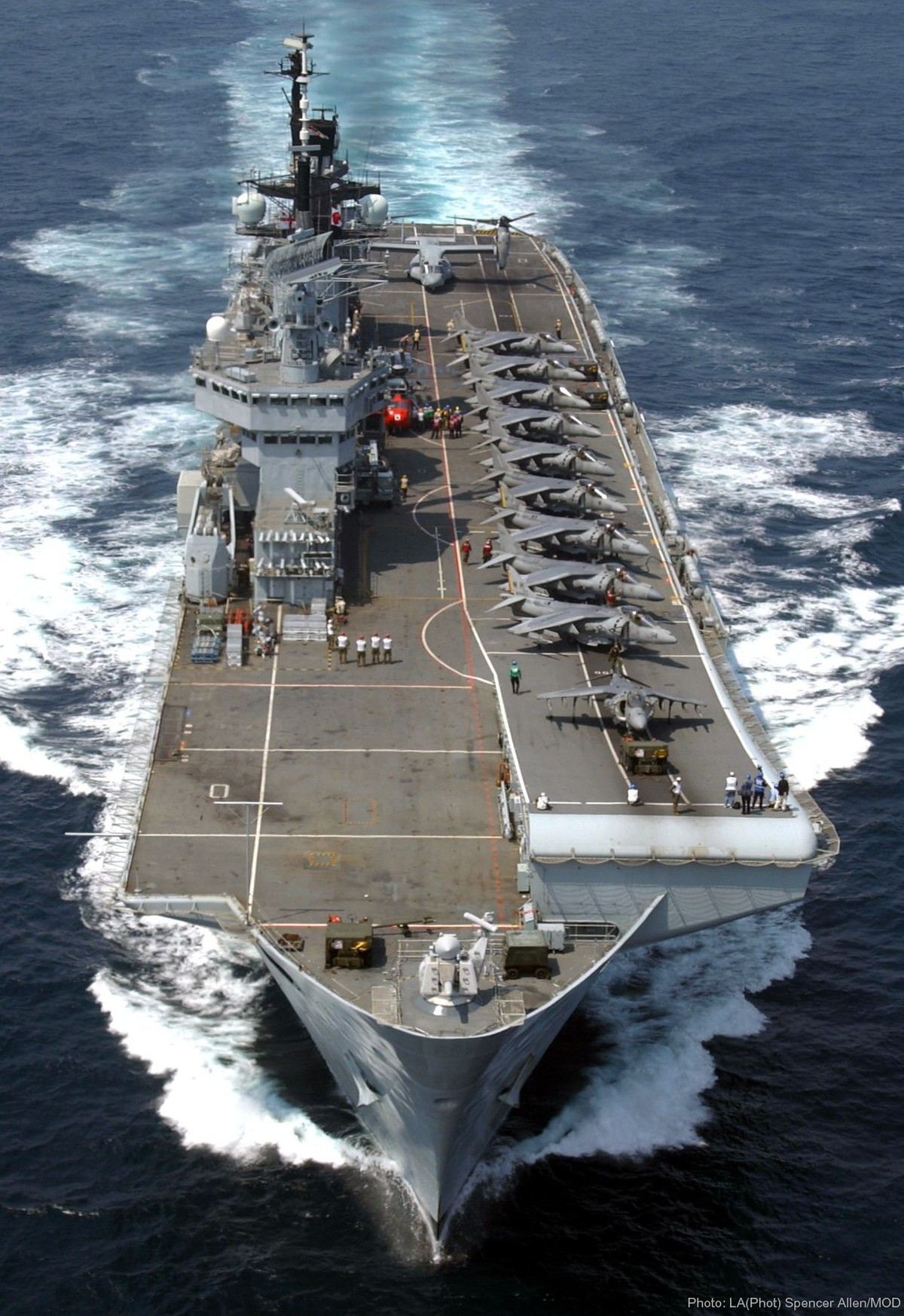 Trong khi đó khi chỉ thực hiện nhiệm vụ không quân cường kích và săn tàu mặt nước, biên chế máy bay của Invincible bao gồm 18 máy bay Harrier GR.7/9 và 4 trực thăng Sea King ASaC.