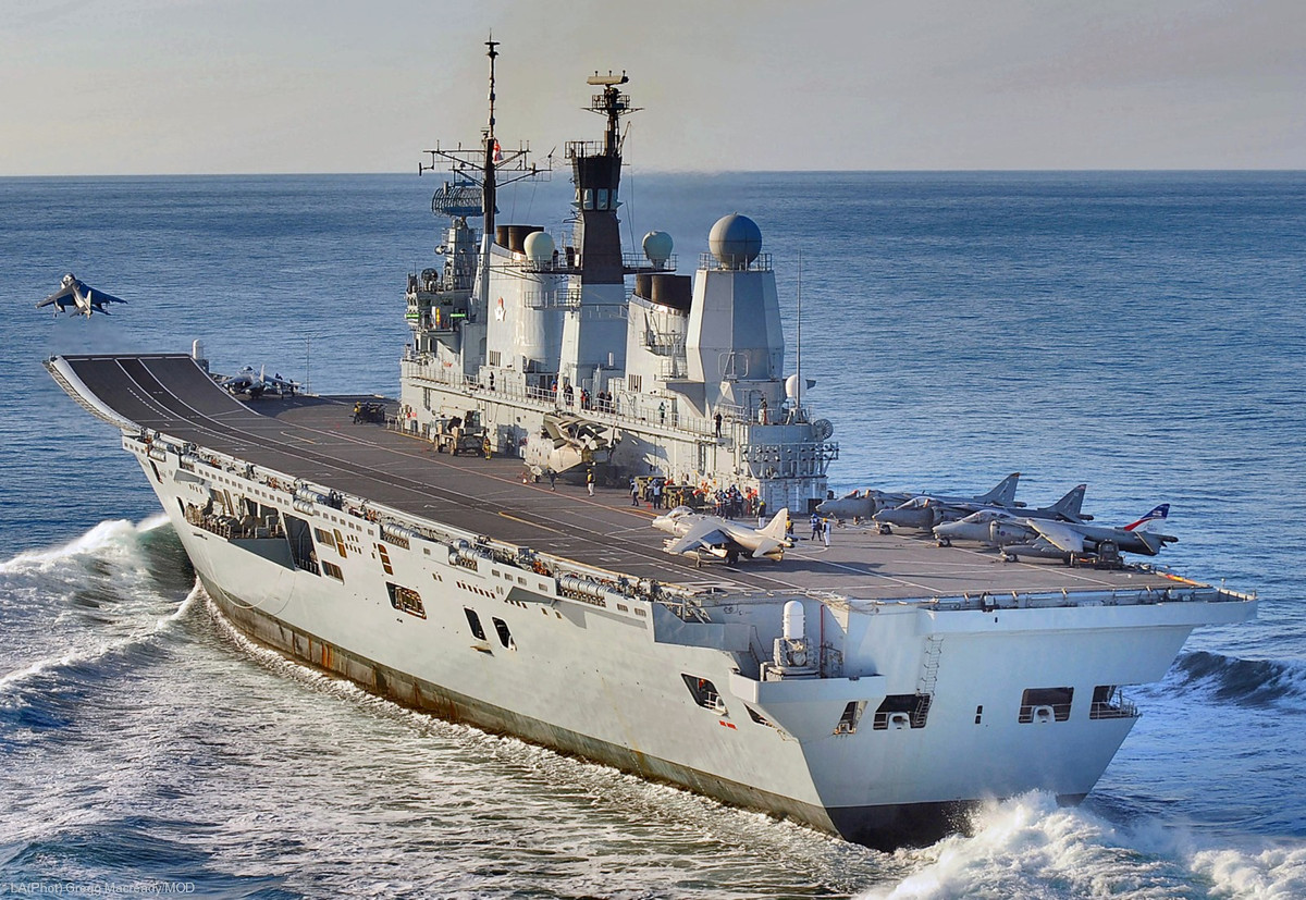 Ban đầu, tàu được thiết kế như một tuần dương hạm với khả năng mang trực thăng nhưng về sau, do đòi hỏi phức tạp của tình hình thế giới khiến Hải quân Hoàng gia Anh phải thiết kế lại, biến Invincible từ một lớp tàu tuần dương hạm thành tàu sân bay.