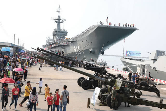 Mang tên HTMS Chakri Naruebet, hàng không mẫu hạm này được đóng tại nhà máy đóng tàu El Ferrol ở Tây Ban Nha và được Thái Lan mua lại với giá 336 triệu USD vào năm 1997. Nguồn ảnh: QQ.