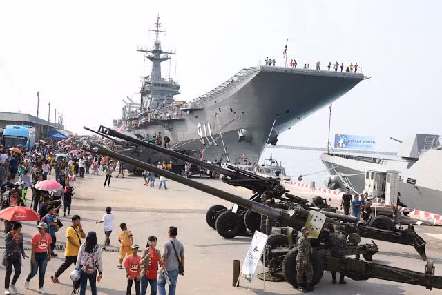 Mang tên HTMS Chakri Naruebet, hàng không mẫu hạm này được đóng tại nhà máy đóng tàu El Ferrol ở Tây Ban Nha và được Thái Lan mua lại với giá 336 triệu USD vào năm 1997. Nguồn ảnh: QQ.