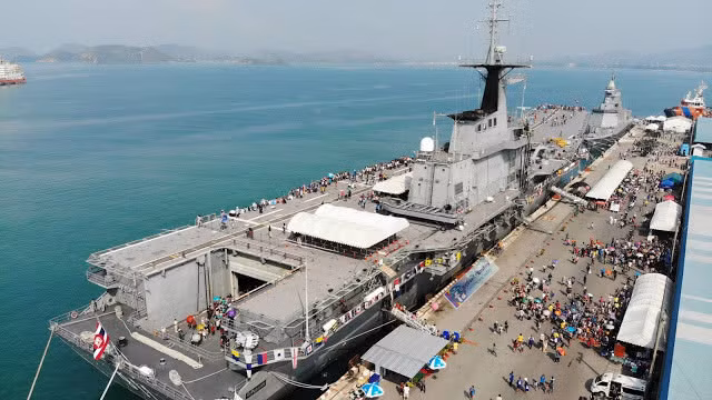 Điều đặc biệt của tàu sân bay HTMS Chakri Naruebet đó là nó có độ giãn nước chỉ 11.485 tấn, khiến cho nó trở thành tàu sân bay nhỏ nhất thế giới khi có độ giãn nước chỉ nhỉnh hơn khu trục hạm lớp Arleigh Burke của Mỹ khoảng 2000 tấn. Nguồn ảnh: QQ.