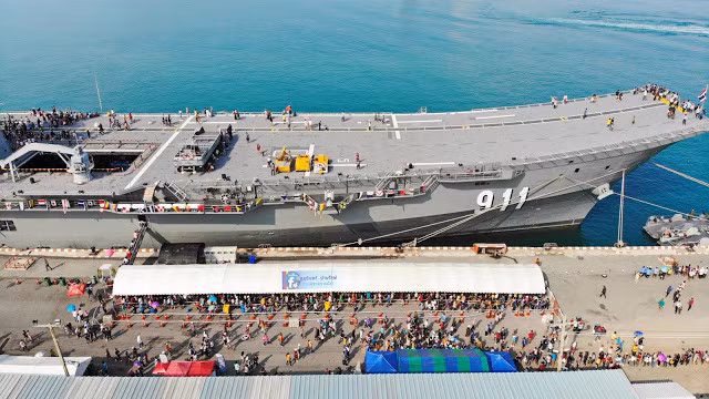 Thich thu len tham tau san bay duy nhat Dong Nam A