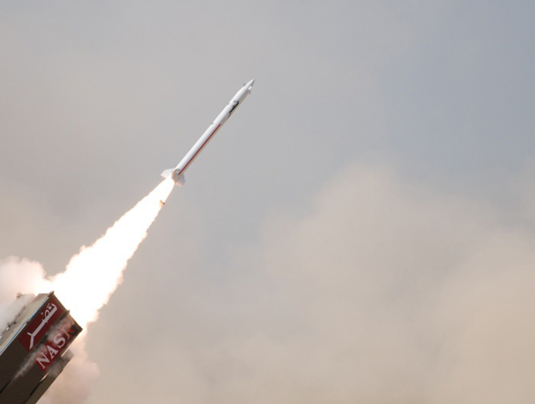 Tên lửa có tầm bắn 60 km. Nó cũng có khả năng mang đầu đạn hạt nhân 0,5-5 kT. Đầu đạn hạt nhân đủ nhỏ để đặt bên trong một tên lửa mỏng, có đường kính chỉ khoảng 300 mm và có khả năng chứa các đầu đạn có sức hủy diệt cao khác. Nguồn ảnh: Militarytoday.