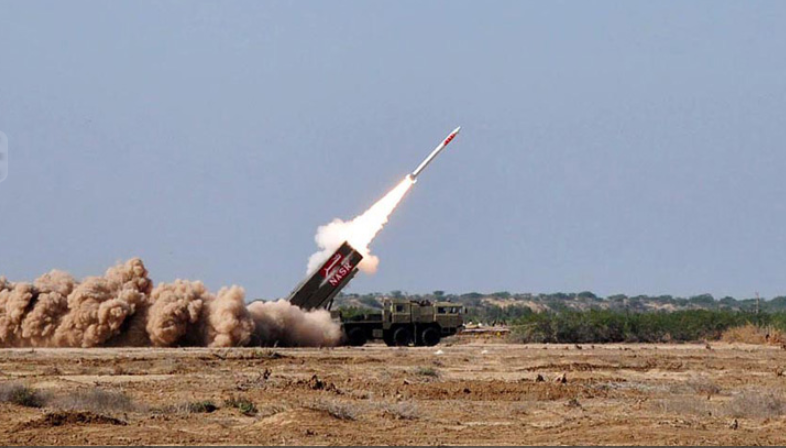 Ban đầu có vẻ như nguyên mẫu của tên lửa đạn đạo Nasr chỉ được gắn 2 tên lửa. Tuy nhiên phiên bản sản xuất lại mang cùng lúc đến bốn tên lửa. Nguồn ảnh: Militarytoday.