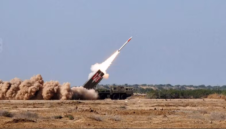 Ban đầu có vẻ như nguyên mẫu của tên lửa đạn đạo Nasr chỉ được gắn 2 tên lửa. Tuy nhiên phiên bản sản xuất lại mang cùng lúc đến bốn tên lửa. Nguồn ảnh: Militarytoday.