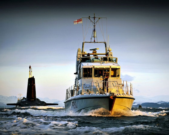 Hải quân Hoàng gia Anh từng công bố họ sẽ đóng các tàu ngầm hạt nhân lớp Dreadnought để thay thế cho các tàu ngầm hạt nhân lớp Vanguard của nước này. Tuy nhiên dự kiến nhanh nhất cũng phải tới năm 2030 tàu ngầm lớp Dreadnought đầu tiên mới được hạ thuỷ, trong khi đó những tàu ngầm lớp Vanguard sẽ sớm hết hạn sử dụng chỉ khoảng 5 năm tới đây. Nguồn ảnh: Lord.