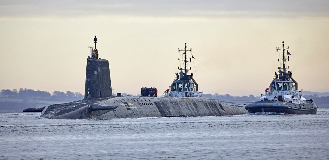 Tấm chắn thuỷ âm hay tấm chắn sóng sonar là một thiết bị được tàu ngầm Anh bọc bên ngoài thân tàu có tác dụng giảm thiểu khuếch tán và phản xạ sóng âm ở bên ngoài tàu và đảm bảo các âm thanh bên trong tàu không vọng ra ngoài quá xa. Nguồn ảnh: Twitter.