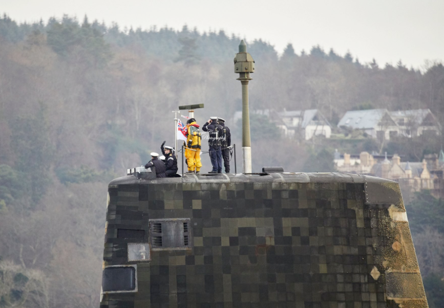 Cụ thể, tàu ngầm hạt nhân Anh đã bị... rơi mất khoảng 1/3 tấm chắn thuỷ âm được trang bị trên tháp chỉ huy của tàu. Tờ Sputnik của Nga nhận định với hải quân Anh đây là một sự cố khó chấp nhận và rất ít khi có tiền lệ. Nguồn ảnh: Twitter.