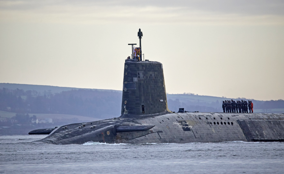 Thậm chí báo chí Anh còn khẳng định chưa bao giờ thấy một tàu ngầm trở về nước trong tình trạng tương tự kể từ... sau Chiến tranh Lạnh tới nay. Nguồn ảnh: Twitter.