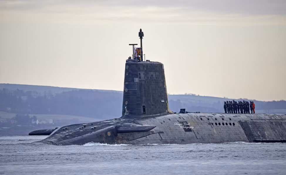 Thậm chí báo chí Anh còn khẳng định chưa bao giờ thấy một tàu ngầm trở về nước trong tình trạng tương tự kể từ... sau Chiến tranh Lạnh tới nay. Nguồn ảnh: Twitter.