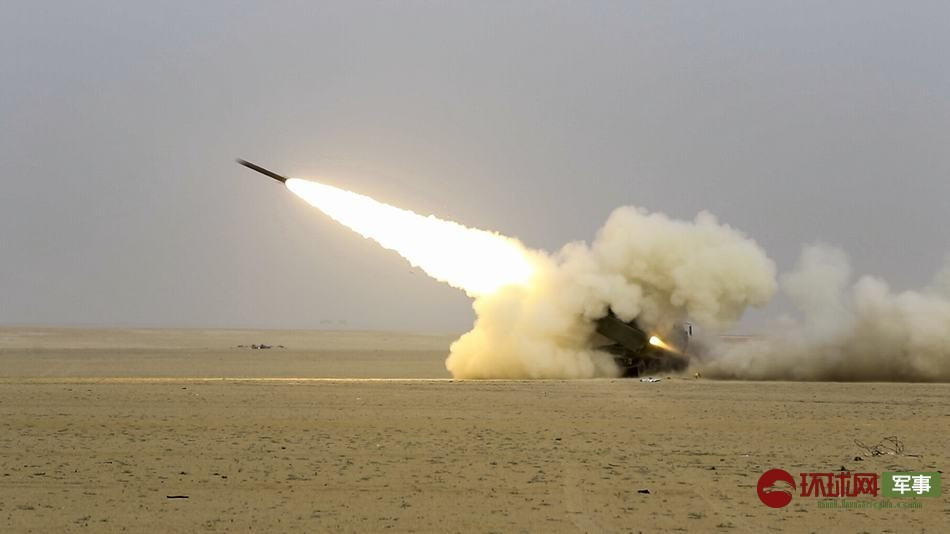 Mặc dù vậy xét về mặt giá thành, với giá lên tới hơn 5 triệu USD mỗi tổ hợp, khẩu pháo phản lực phóng loạt HIMARS được xem là có giá quá đắt đỏ và không phù hợp với việc trang bị số lượng lớn. Nguồn ảnh: QQ.