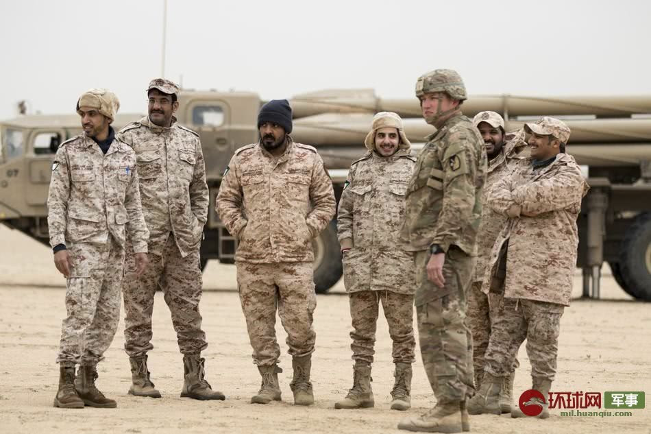 Trong khi đó, tổ hợp pháo phản lực HIMARS của Mỹ lại "sinh sau, đẻ muộn" hơn và được giới thiệu chính thức từ năm 2004. Tổ hợp này kém hơn BM-30 ở chỗ nó chỉ có 6 ống phóng và sử dụng đầu đạn có cỡ nòng 227 mm. Nguồn ảnh: QQ.