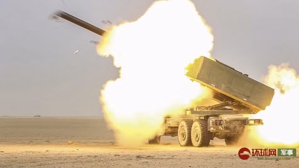 Trong khi tầm bắn tối thiểu của BM-30 cũng lên tới 20 km thì HIMARS cũng có tầm bắn tối thiểu ngắn hơn nhiều, chỉ 2 km. Điều này cho phép HIMARS có thể tác chiến được ở ngay cả trên tiền tuyến thay vì phải kéo ra tận tuyến sau như BM-30. Nguồn ảnh: QQ.