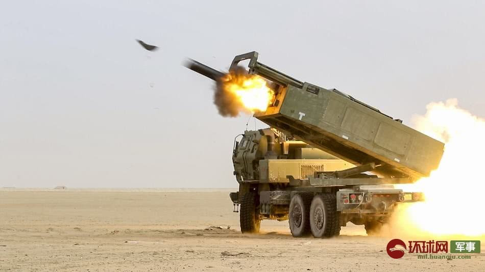 Tuy nhiên, HIMARS của Mỹ lại vượt trội hơn "Cơn Lốc" của Nga ở chỗ nó có tầm bắn xa gấp... hơn ba lần. Cụ thể, pháo phản lực HIMARS có tầm bắn tối đa lên tới 300km - một tầm bắn không tưởng với một tổ hợp pháo phản lực phóng loạt. Nguồn ảnh: QQ.